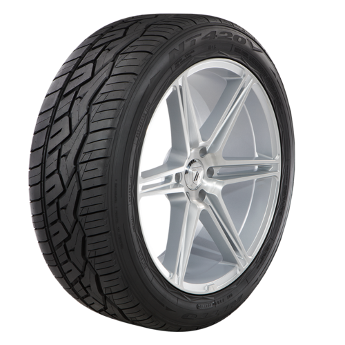 Nitto NT420V 305/50R20 120H XL All-Season Tire
